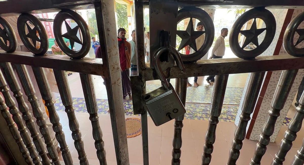 পাগল শংকর ইসকন মন্দিরে পাঁচটি কক্ষের দরজার তালা ভেঙে চোর ভেতরে ঢুকে ১৪টি প্রতিমা চুরি করে নিয়ে যায়। আজ মঙ্গলবার ব্রাহ্মণবাড়িয়ার নাসিরনগর উপজেলার ফান্দাউক ইউনিয়নে