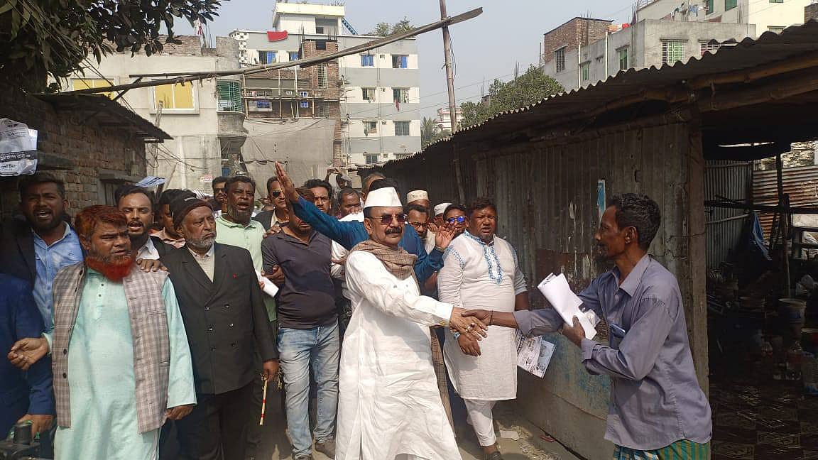 বিএনপির স্থায়ী কমিটির সদস্য ও ঢাকা-৩ আসনে দলীয় প্রার্থী গয়েশ্বর চন্দ্র রায় নির্বাচনী প্রচার ও গণসংযোগ করেছেন। আজ মঙ্গলবার দুপুরে দক্ষিণ কেরানীগঞ্জের শুভাঢ্যা ইউনিয়নে