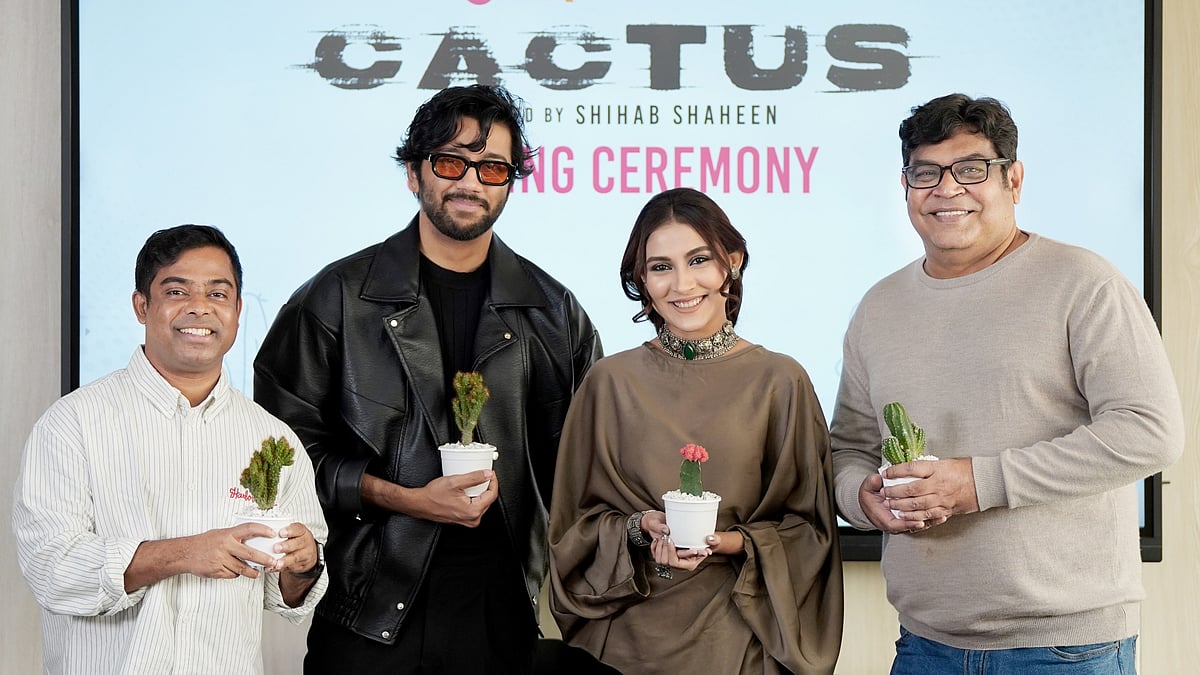 চুক্তি স্বাক্ষর অনুষ্ঠানে রেদওয়ান রনি, প্রীতম হাসান, মেহজাবীন চৌধুরী ও শিহাব শাহীন