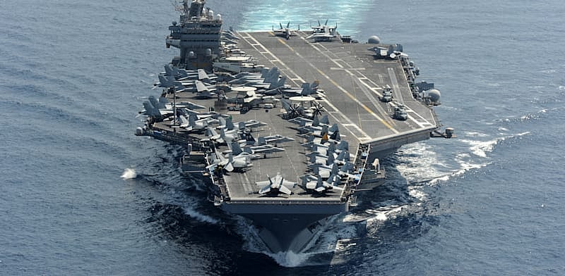 বিমানবাহী রণতরি ইউএসএস আব্রাহাম লিংকনের ডেকে সারিবদ্ধ যুদ্ধবিমান