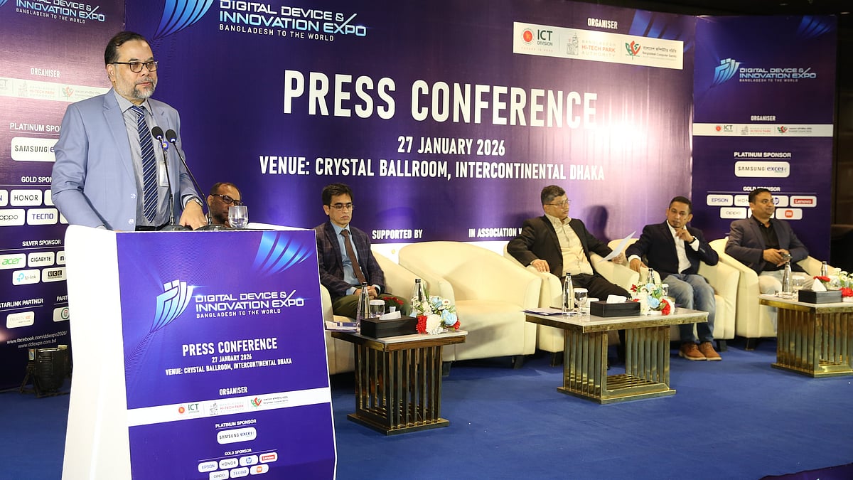 সংবাদ সম্মেলনে বক্তব্য দিচ্ছেন তথ্য ও যোগাযোগপ্রযুক্তি বিভাগের সচিব শীষ হায়দার চৌধুরী