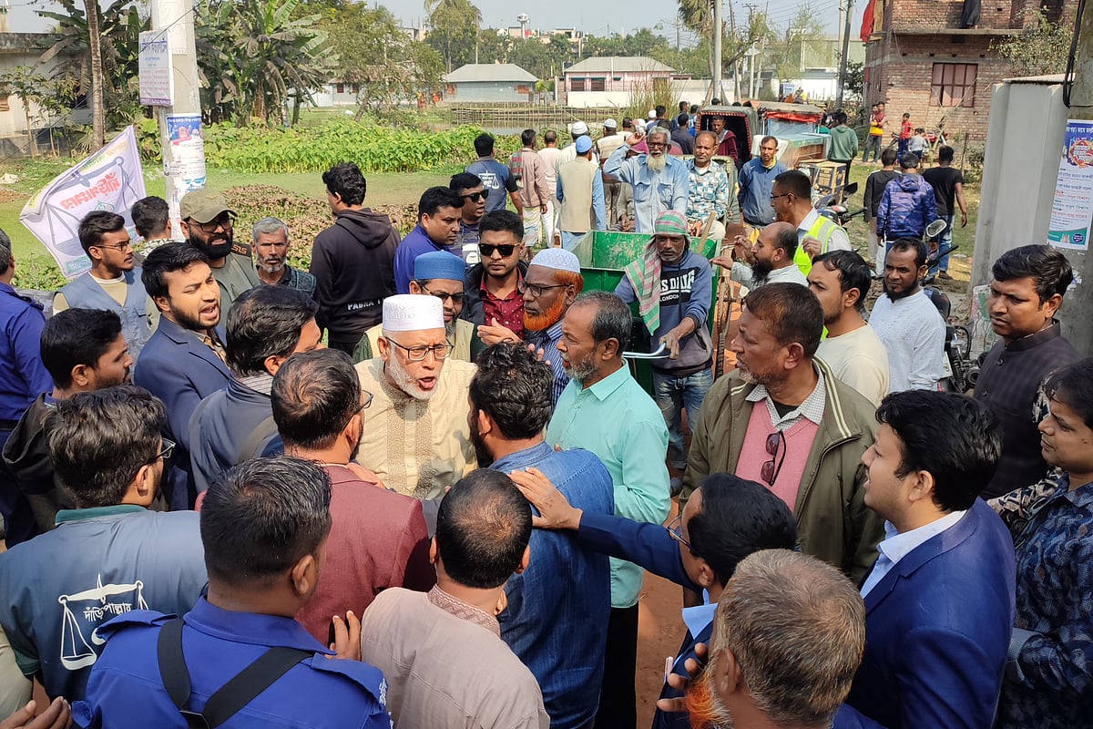 পাবনা–৫ আসনের নির্বাচনী প্রচারণায় বাধা ও ভোট চাওয়া নিয়ে বিএনপি ও জামায়াতের নেতা–কর্মীদের মধ্যে হট্টগোলের ঘটনা ঘটে। আজ মঙ্গলবার দুপুরে হিমাইতপুর ইউনিয়নের বুদের হাট এলাকায়