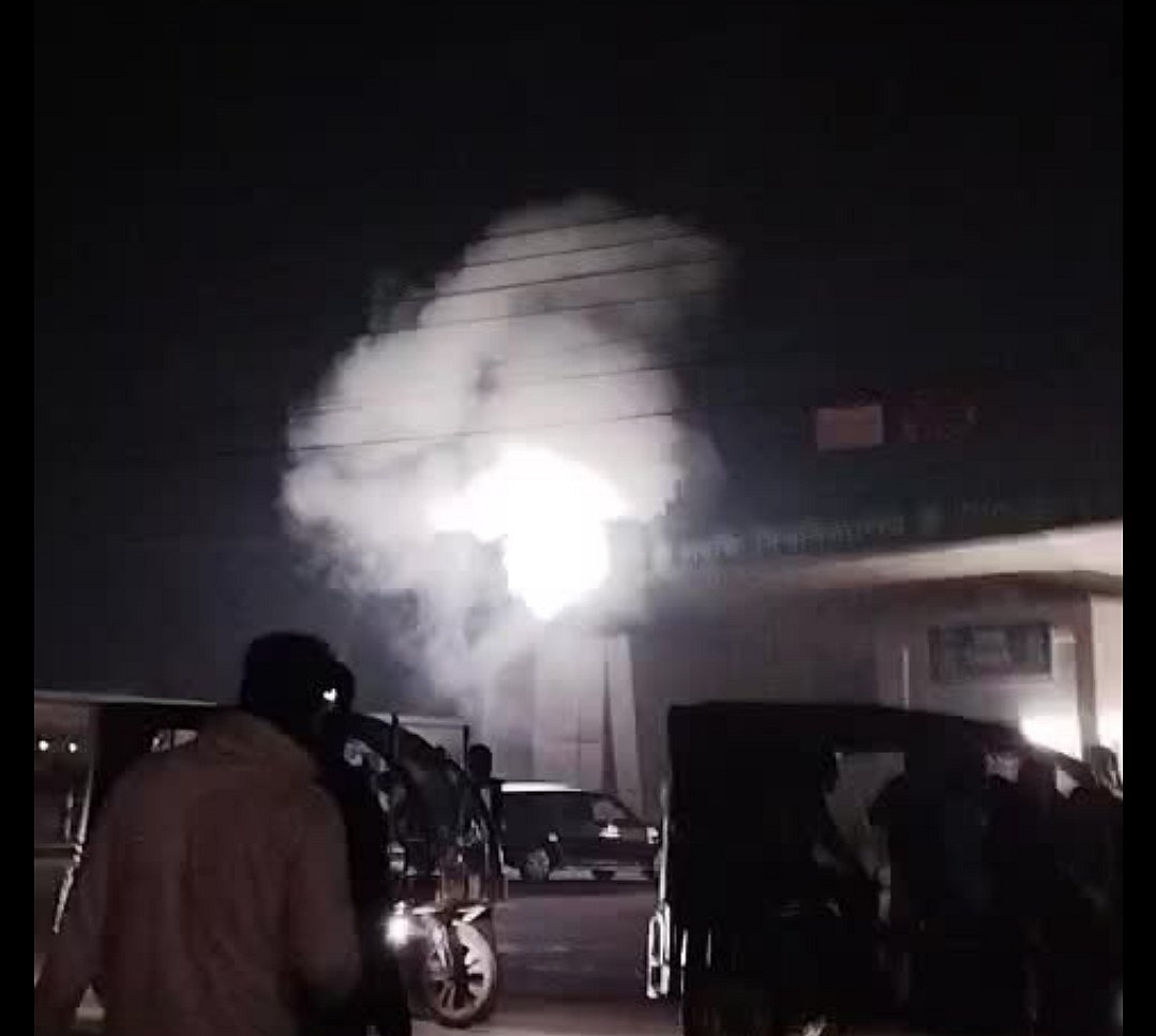 গোপালগঞ্জ বিজ্ঞান ও প্রযুক্তি বিশ্ববিদ্যালয়ের প্রধান ফটকের সামনে ককটেল বিস্ফোরণ হওয়ার পর ধোঁয়া ছড়িয়ে পড়ে। গতকাল সোমবার রাতে