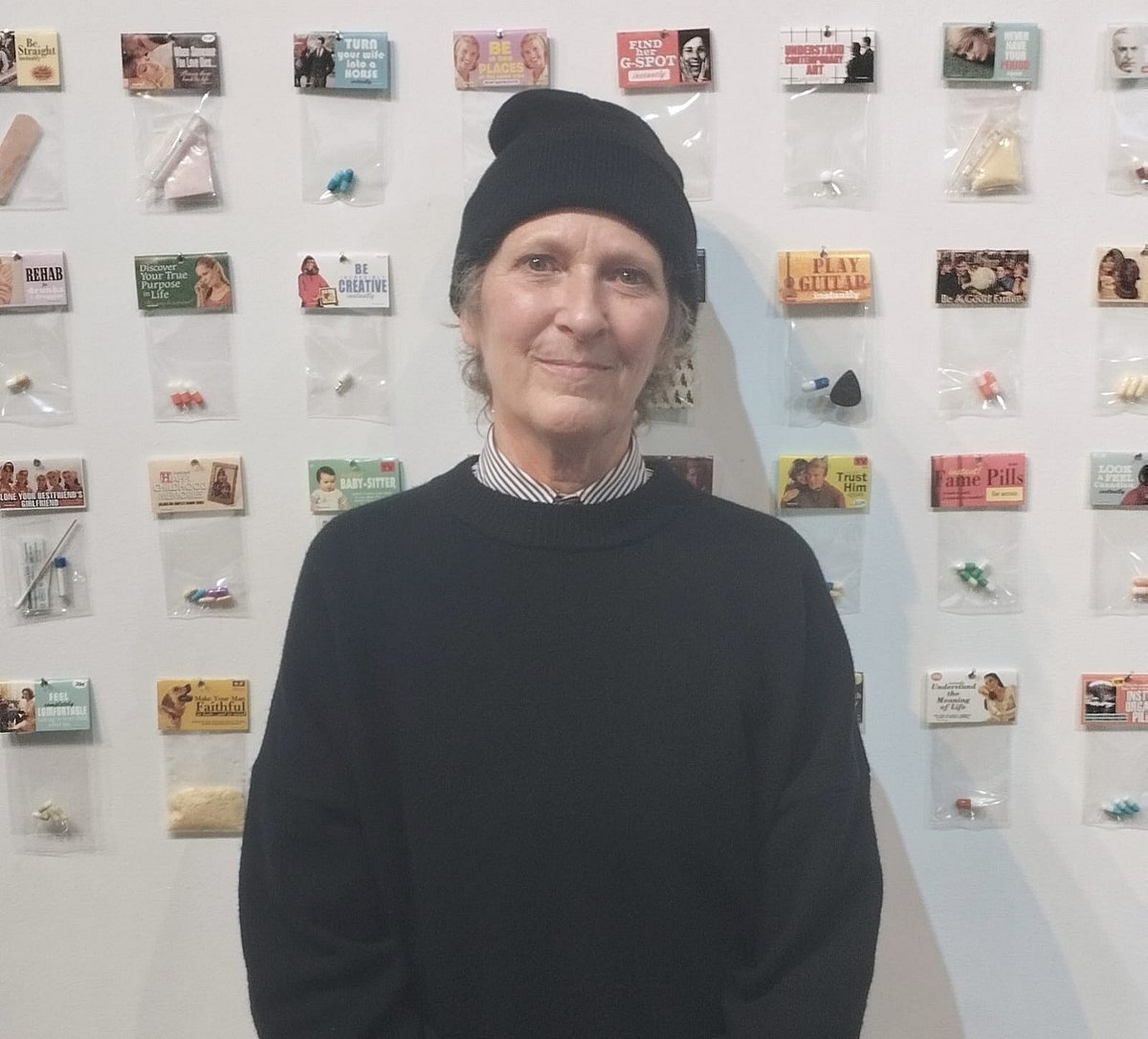 কানাডীয় বংশোদ্ভূত ফরাসি শিল্পী ডানা ওয়াইজ তাঁর শিল্পকর্মের সামনে দাঁড়িয়ে। গত সোমবার সন্ধ্যায় চট্টগ্রাম নগরের অলিয়ঁস ফ্রঁসেজ মিলনায়তনে