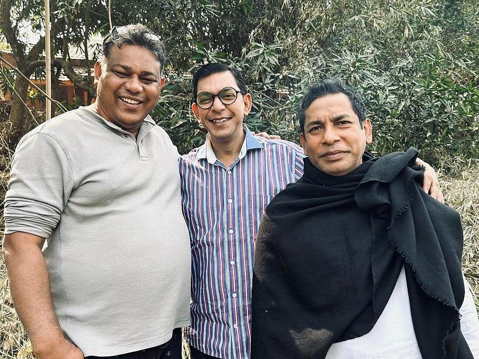 মোশাররফ করিম ও চঞ্চল চৌধুরীর সঙ্গে পরিচালক সকাল আহমেদকেও দেখা গেছে