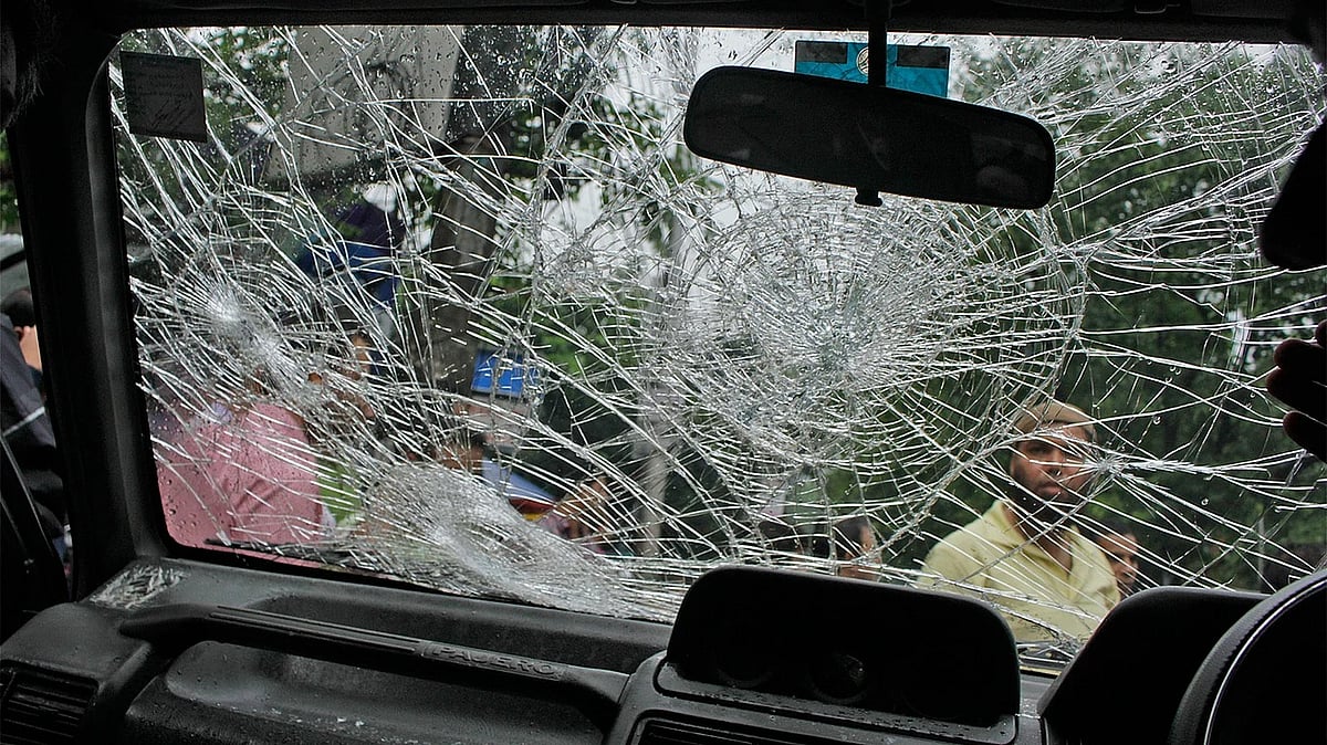 ২০১৭ সালের ১৮ জুন চট্টগ্রামের রাঙ্গুনিয়ায় হামলায় ক্ষতিগ্রস্ত মির্জা ফখরুল ইসলাম আলমগীরের বহরের একটি গাড়ি