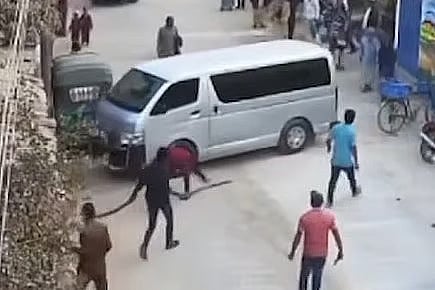 র‍্যাব সদস্যদের মাইক্রোবাসে হামলা করছেন কয়েকজন ব্যক্তি। ১৯ জানুয়ারি সন্ধ্যায় চট্টগ্রামের সীতাকুণ্ডের জঙ্গল সলিমপুরে