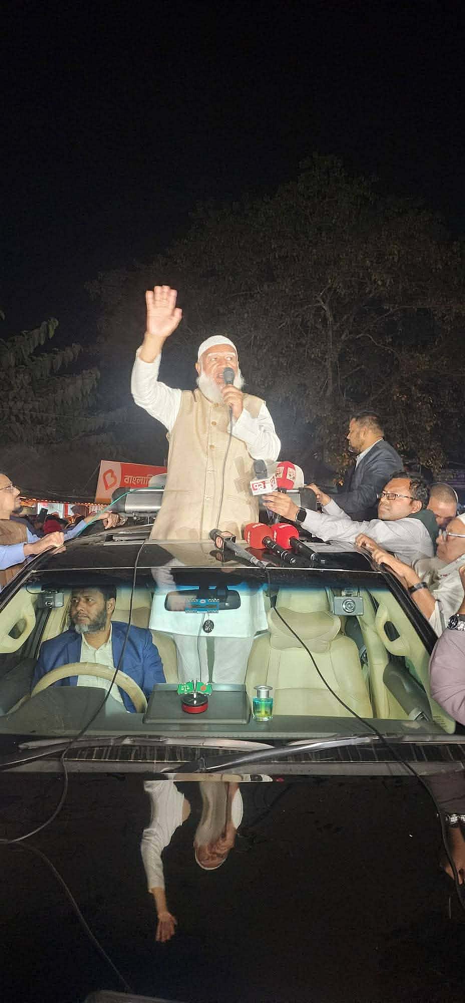 নির্বাচনী পথসভায় জামায়াতে ইসলামীর আমির শফিকুর রহমান। মঙ্গলবার রাতে গোপালগঞ্জের মুকসুদপুর বাসস্ট্যান্ডে