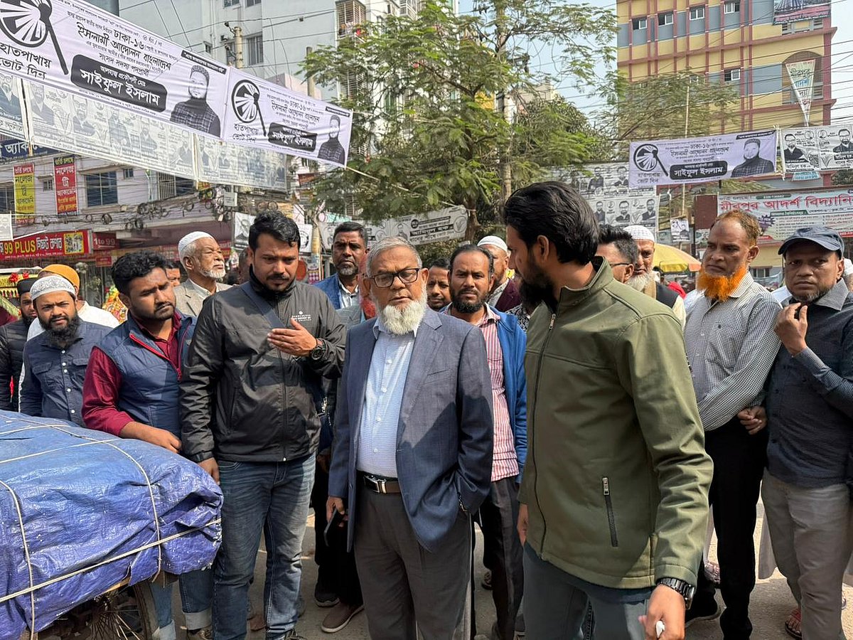 মিরপুর-৬ নম্বর সেকশন এলাকায় নির্বাচনী প্রচারে ঢাকা-১৬ আসনে জামায়াতে ইসলামীর প্রার্থী মো. আবদুল বাতেন। ২৭ জানুয়ারি ২০২৬