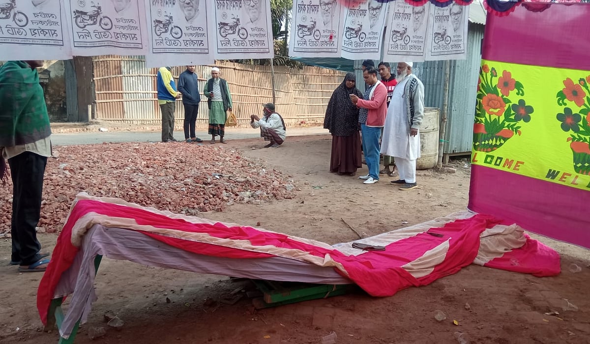 আত্রাই উপজেলার বান্দাইখাড়া বাজার এলাকায় গতকাল রাতে মোটরসাইকেল প্রতীকের নির্বাচনী ক্যাম্প ভাঙচুর করা হয়েছে