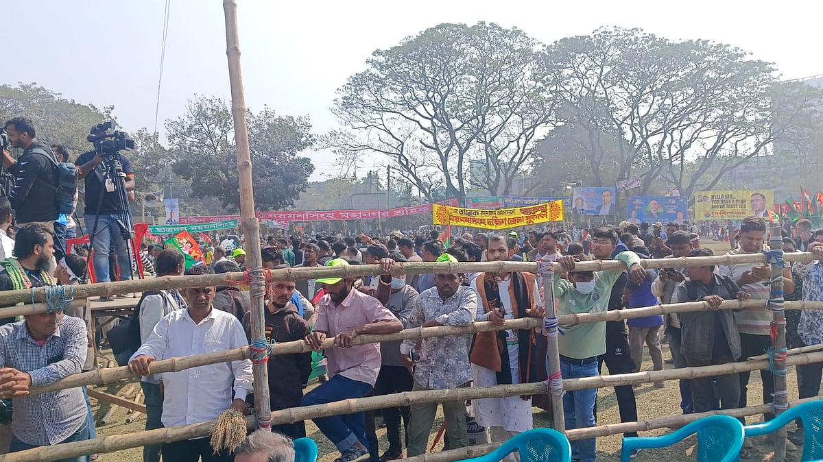 সমাবেশস্থলে জড়ো হচ্ছেন দলের নেতা–কর্মীরা। আজ মঙ্গলবার বেলা ১২টার দিকে ময়মনসিংহের সার্কিট হাউস ময়দানে
