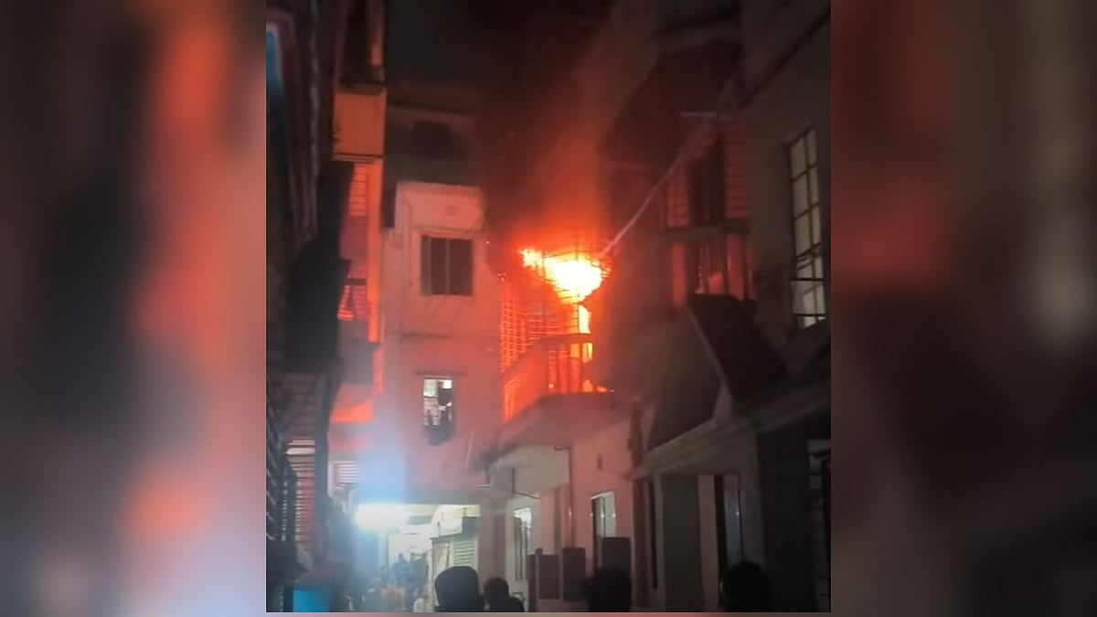 জাহাঙ্গীরনগর বিশ্ববিদ্যালয়ের পাশে ইসলামনগর এলাকায় গতকাল মঙ্গলবার রাত ৯টার দিকে একটি বাড়িতে আগুন লাগে