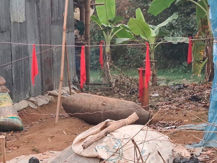 ঘটনাস্থল পরিদর্শনের পর ‘বোমাটির’ চারপাশে লাল নিশানা তুলে দেওয়া হয়েছে। সম্প্রতি তোলা