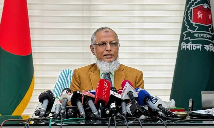 আজ বিকেলে রাজধানীর আগারগাঁও নির্বাচন ভবনে নিজের দফতরে সাংবাদিকদের সঙ্গে কথা বলেন ইসি মো. আনোয়ারুল ইসলাম সরকার