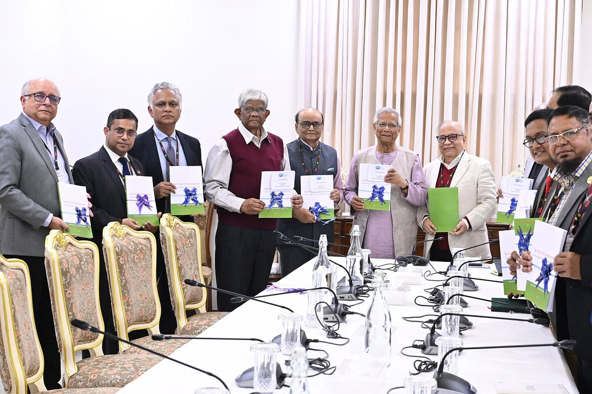 পলিসি রিসার্চ ইনস্টিটিউট (পিআরআই) বাংলাদেশের চেয়ারম্যান জায়েদী সাত্তারের নেতৃত্বে ১১ সদস্যের কর পুনর্বিন্যাস সংক্রান্ত কমিটি প্রধান উপদেষ্টা অধ্যাপক মুহাম্মদ ইউনূসের কাছে প্রতিবেদন হস্তান্তর করে। আজ মঙ্গলবার ঢাকায় রাষ্ট্রীয় অতিথি ভবন যমুনায়