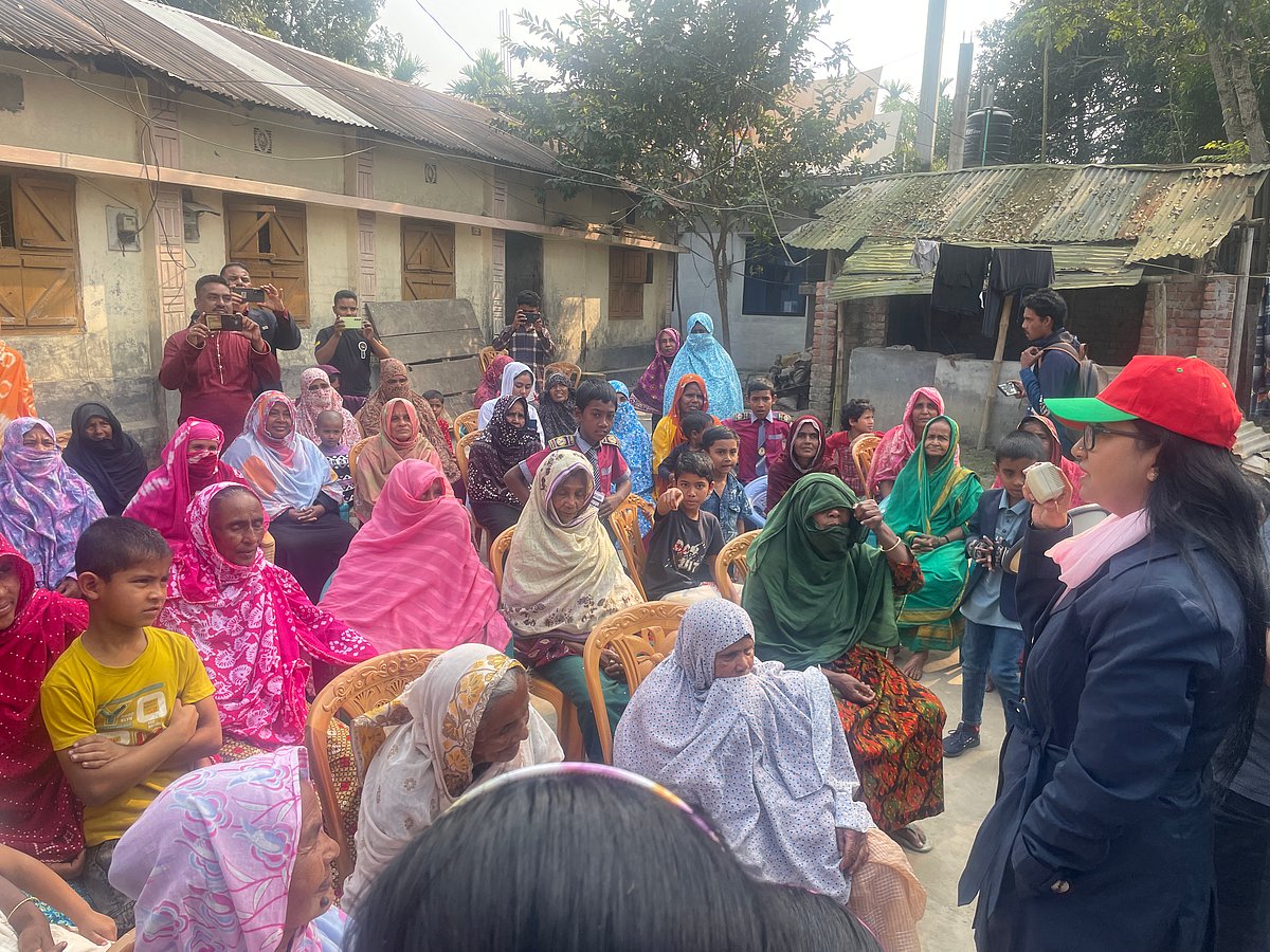 নাটোর-১ আসনের বিএনপির প্রার্থী ফারজানা শারমিন (পুতুল) বাগাতিপাড়া উপজেলার ঠেঙ্গামারা গ্রামে উঠানবৈঠকে বক্তব্য দেন। সোমবার দুপুরে