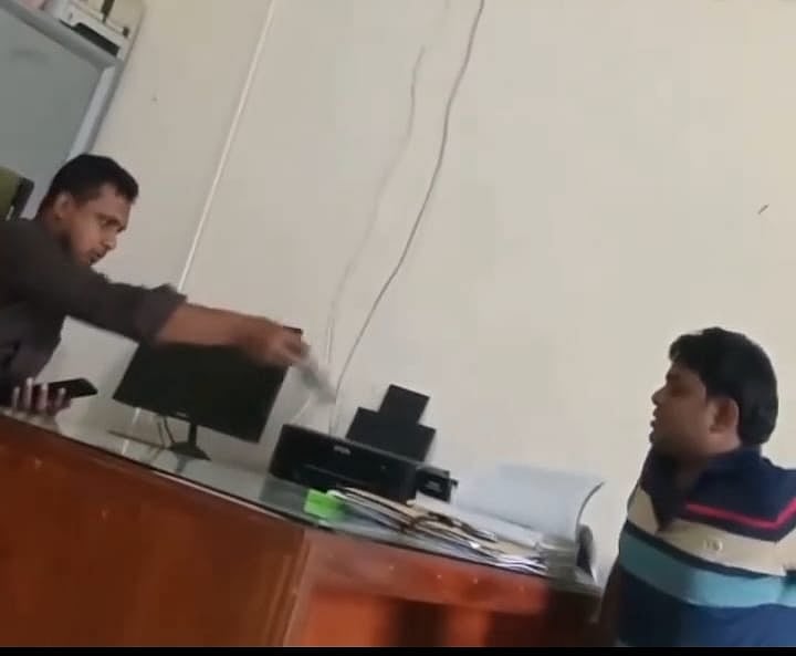 নেত্রকোনা সদর উপজেলায় এলজিইডির কর্মকর্তার ঘুষ নেওয়ার দাবি করে ছড়িয়ে পড়া ভিডিওর একটি দৃশ্য
