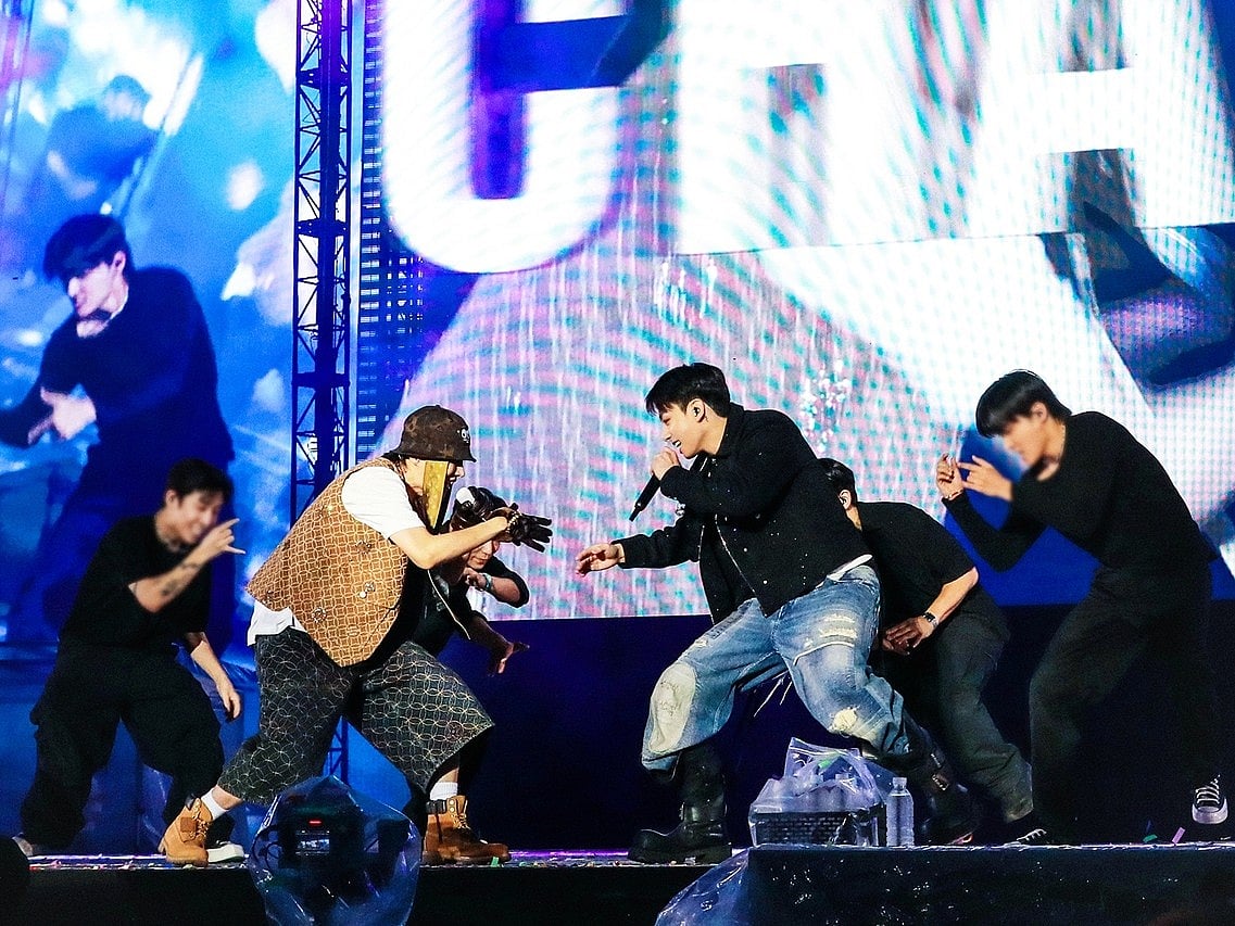 গয়াং স্পোর্টস স্টেডিয়ামে গাইছেন জে–হোপ ও জাংকুক