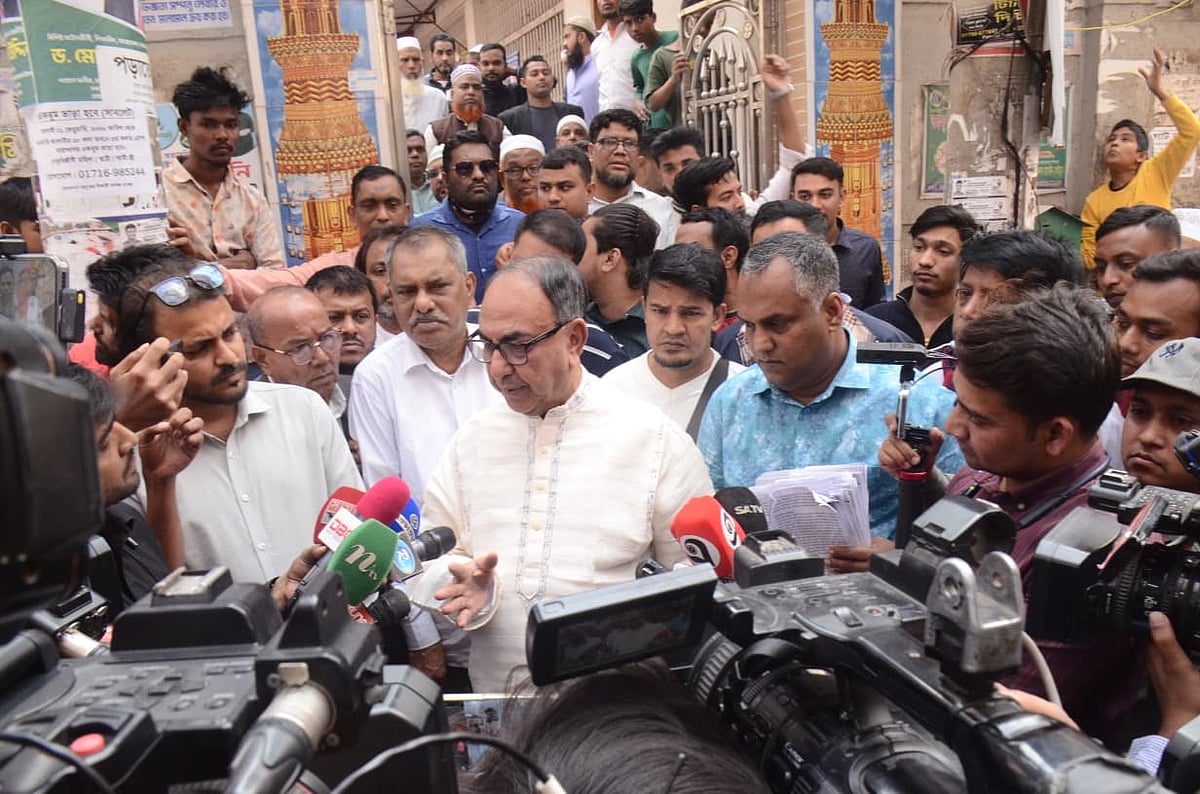 নিজের নির্বাচনী এলাকায় আজ মঙ্গলবার জনসংযোগের সময় সাংবাদিকদের সঙ্গে কথা বলেন ঢাকা–৮ আসনে বিএনপির প্রার্থী মির্জা আব্বাস