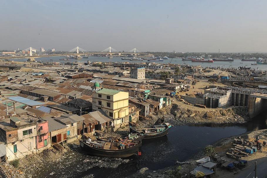 দখল ও দূষণে বেশির ভাগ নদী মৃতপ্রায়। খাল খনন সফল করতে গেলে আগে নদী বাঁচাতে হবে।