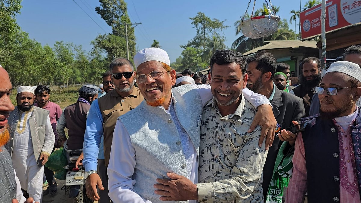 মহেশখালী উপজেলার কালারমারছাড়ায় গণসংযোগ করেন  কক্সবাজার-২ (মহেশখালী-কুতুবদিয়া) আসনের জামায়াতে ইসলামীর প্রার্থী এ এইচ এম হামিদুর রহমান আযাদ। আজ বেলা ১১টায়