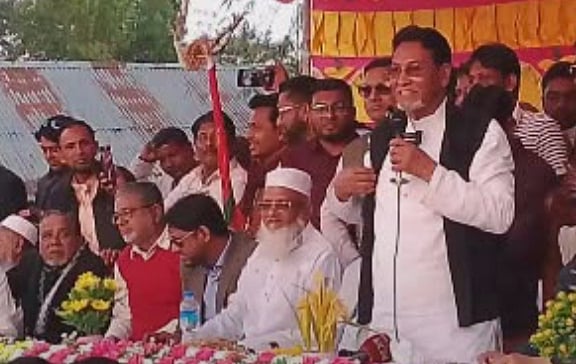 পাথরঘাটা উপজেলার খলিফারহাটে নির্বাচনী জনসভায় বক্তব্য দিচ্ছেন বরগুনা-২ আসনের বিএনপির প্রার্থী নুরুল ইসলাম (মণি)। গতকাল মঙ্গলবার বিকেলে