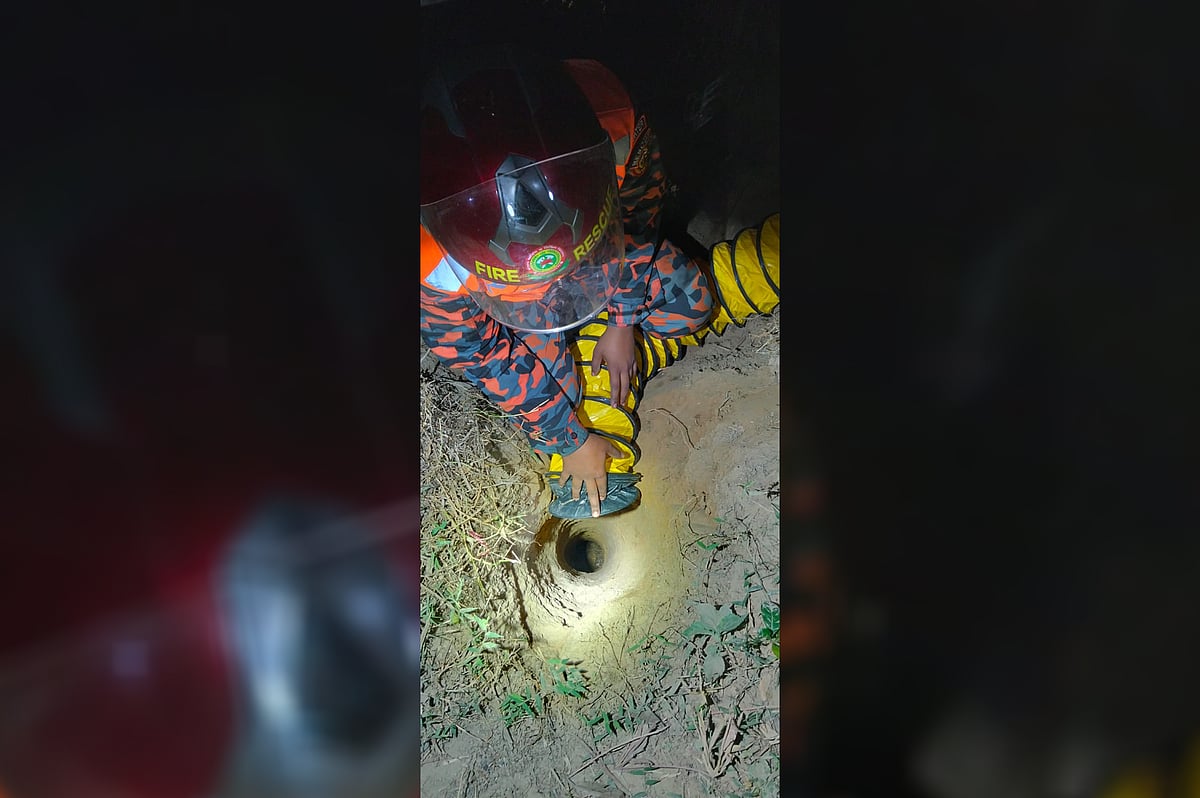 চট্টগ্রামের রাউজানে গর্তে পড়ে যাওয়া শিশুটিকে উদ্ধারে কাজ করেছেন ফায়ার সার্ভিসের এক কর্মী। আজ সন্ধ্যা সাড়ে সাতটায় রাউজানের কদলপুর ইউনিয়নের জয়নগর গ্রামে
