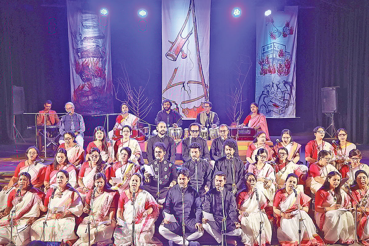 সংস্কৃতি, গণমাধ্যম ও মুক্তিযুদ্ধের চেতনার ওপর আক্রমণের প্রতিবাদে গানে গানে সংহতি সমাবেশ ‘শোনাও আলোর জয়বাণী’ আয়োজন করে জাতীয় রবীন্দ্রসংগীত সম্মিলন পরিষদ। গতকাল ধানমন্ডির ছায়ানট ভবন মিলনায়তনে