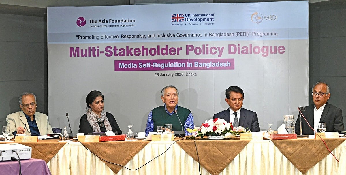 ‘মিডিয়া সেলফ-রেগুলেশন ইন বাংলাদেশ’ শীর্ষক নীতি সংলাপে আলোচকেরা। বুধবার রাজধানীর ব্র্যাক সেন্টার ইনে
