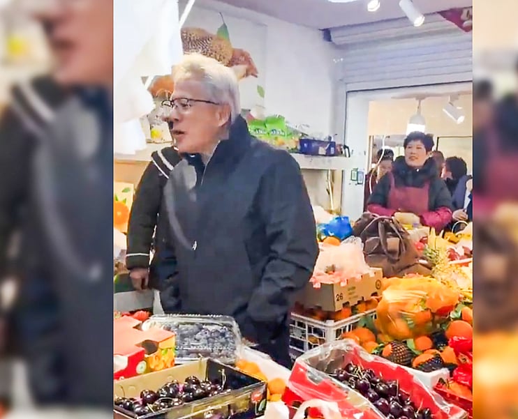 সাংহাইয়ে কাঁচাবাজারে জেনসেন হুয়াং