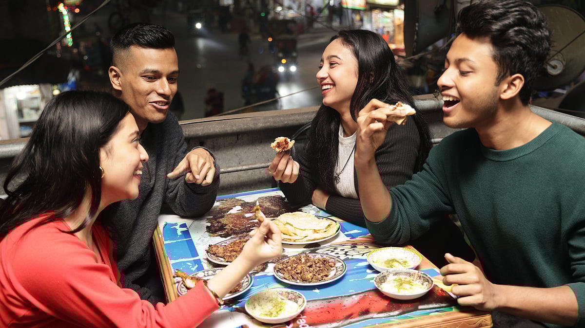 রেস্তোরাঁয় বসে খাওয়ার পাশাপাশি অনলাইনে খাবার অর্ডারের ট্রেন্ড বেড়েছে