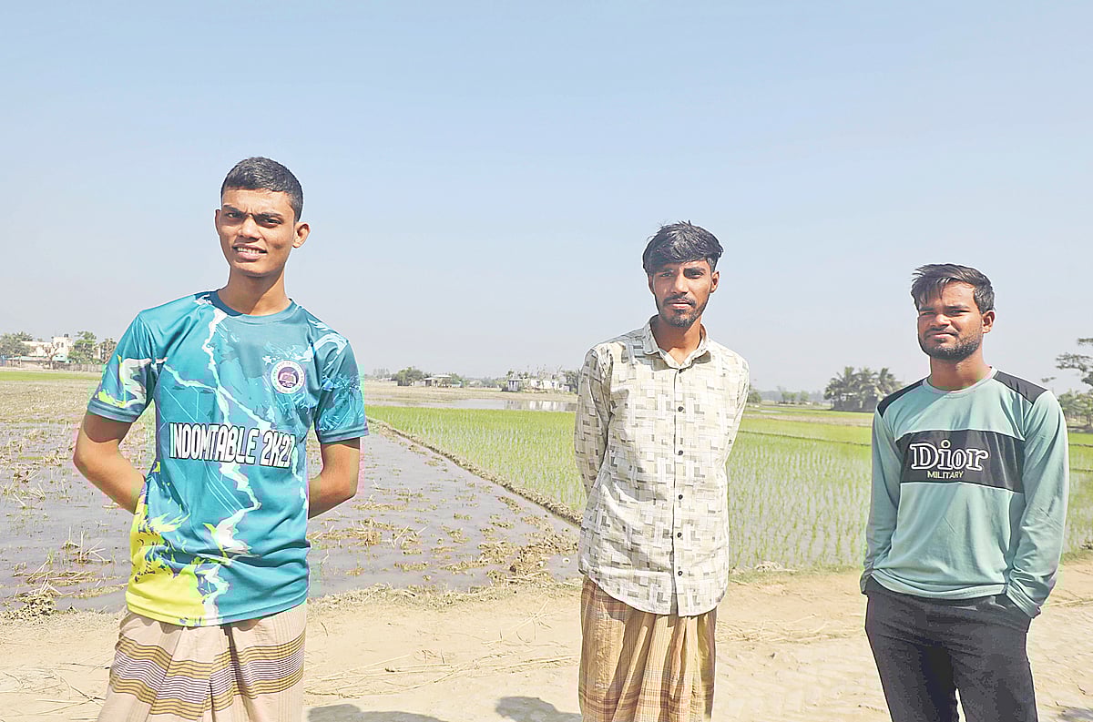 এবার প্রথম ভোট দেবেন (বাঁ থেকে) রিফাতুল ইসলাম, মো. মিরাজ ও জয়নাল আবেদীন। গতকাল সকাল ১০টায় বাঁশখালীর খানখানাবাদ এলাকায়