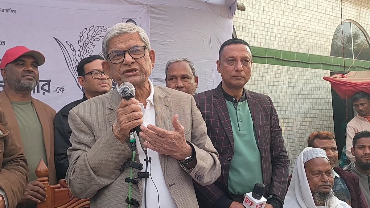 ঠাকুরগাঁও সদর উপজেলার মোলানি বাজারে নির্বাচনীসভায় বক্তব্য দেন ঠাকুনগাঁও–১ আসনের প্রার্থী ও বিএনপির মহাসচিব মির্জা ফখরুল ইসলাম আলমগীর। বুধবার বিকেলে