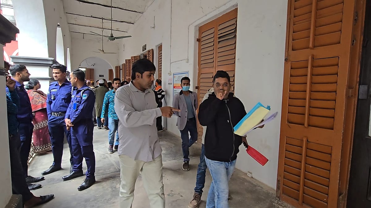 ফরিদপুরে বিচারপ্রার্থীরা এজলাসের বারান্দায় অপেক্ষা করলেও আইনজীবীরা না আসায় আদালতের কার্যক্রম শুরু হয়নি। আজ সকালে তোলা