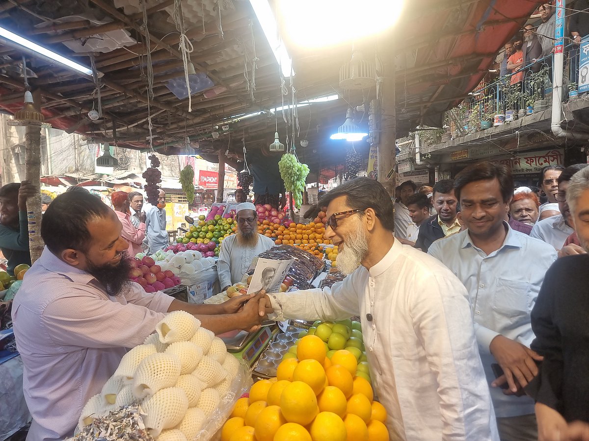 রাজধানীর খিলগাঁওয়ের তিলপাপাড়া এলাকায় নির্বাচনী জনসংযোগ করেন বিএনপির প্রার্থী হাবিবুর রশিদ। ২৮ জানুয়ারি