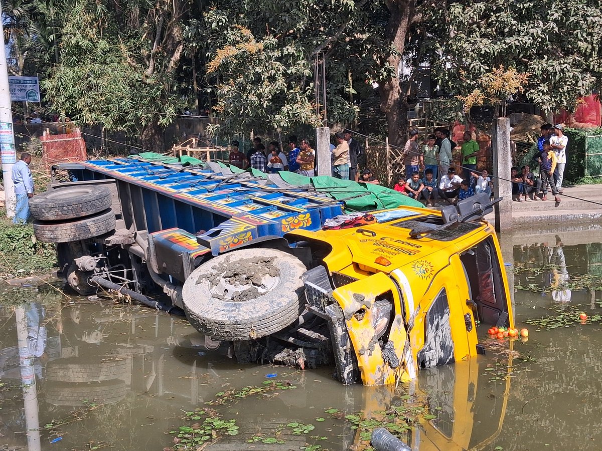 তিন বোনকে চাপা দেওয়া ট্রাক। আজ সকালে চট্টগ্রামের মিরসরাইয়ের বড়তাকিয়া এলাকায়