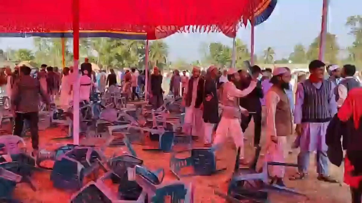 শেরপুর-৩ আসনে প্রার্থীদের নিয়ে নির্বাচনী ইশতেহার পাঠ অনুষ্ঠানে সামনের সারিতে চেয়ার বসাকে কেন্দ্র করে বিএনপি ও জামায়াতের কর্মী-সমর্থকদের মধ্যে সংঘর্ষ হয়। বুধবার দুপু‌রে ঝিনাইগাতী উপজেলা মিনি স্টেডিয়ামে