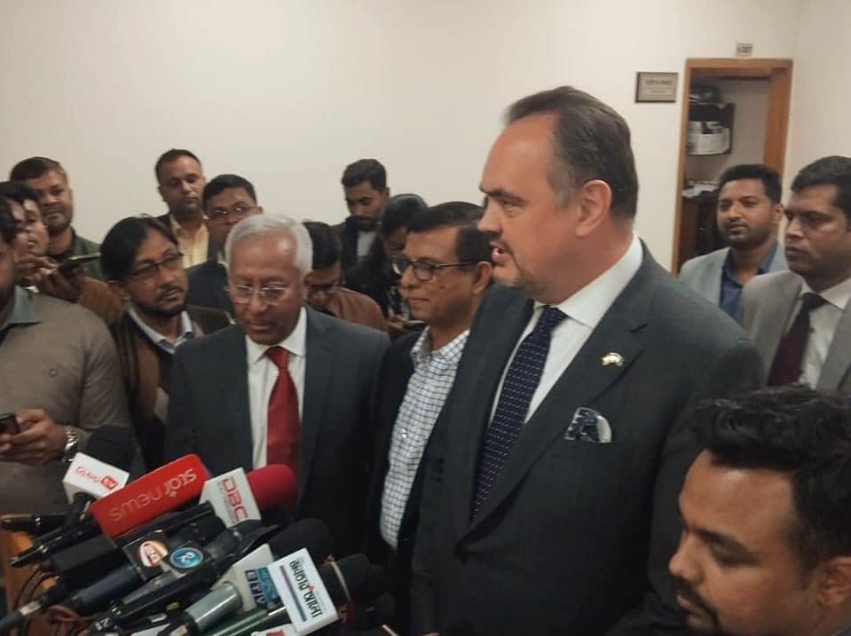 ঢাকায় নিযুক্ত মার্কিন রাষ্ট্রদূত ব্রেন্ট ক্রিস্টেনসেন। আজ বুধবার দুপুরে রাজধানীর আগারগাঁওয়ে নির্বাচন ভবনে