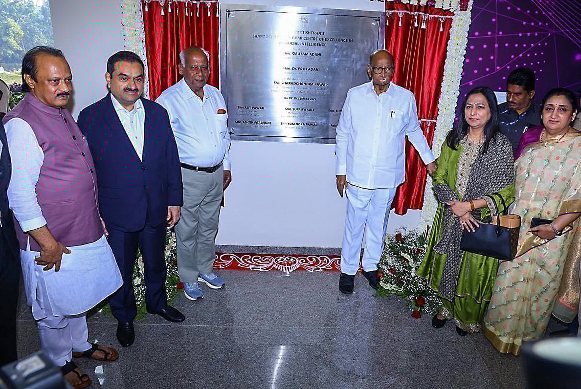 দুর্ঘটনায় নিহত হওয়ার কয়েক দিন আগে চাচা এনসিপি নেতা শারদ পাওয়ারের সঙ্গে মহারাষ্ট্রের উপমুখ্যমন্ত্রী ও এনসিপির আরেকাংশের প্রধান অজিত পাওয়ার। ২৫ জানুয়ারি ২০২৬, বারামতি, পুনে