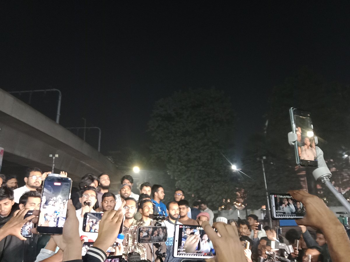 শেরপুরে জামায়াত নেতা নিহতের ঘটনার প্রতিবাদে ঢাকা বিশ্ববিদ্যালয় ক্যাম্পাসে বিক্ষোভ মিছিল শেষে সমাবেশে বক্তব্য দেন ডাকসু নেতারা। টিএসসি এলাকা, ঢাকা বিশ্ববিদ্যালয়। ২৮ জানুয়ারি ২০২৬