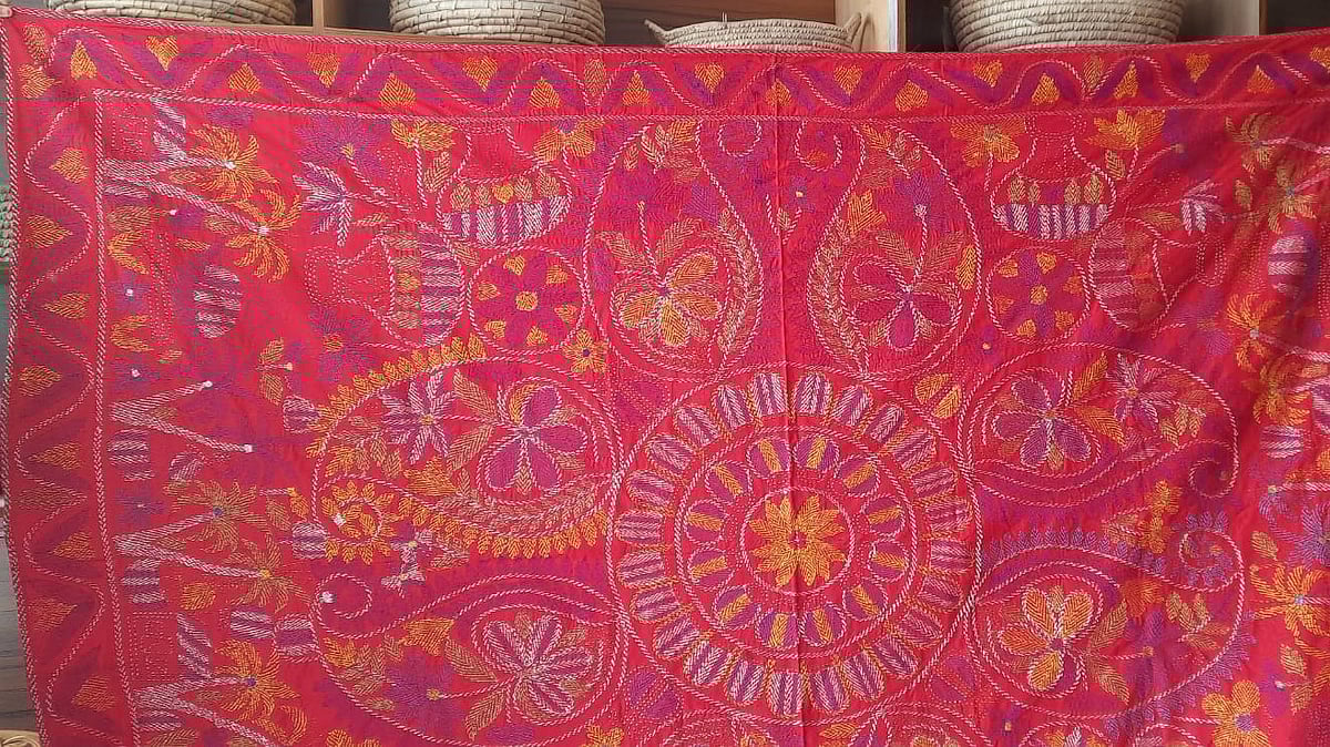 ফুল, লতাপাতা দেখা যায় যশোরের নকশিকাঁথায়