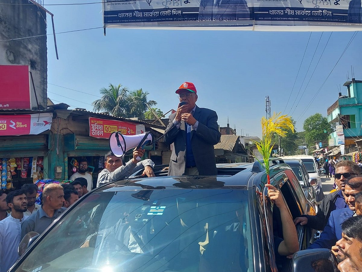 জনসংযোগের সময় নিজের গাড়িতে দাঁড়িয়ে হ্যান্ড মাইকে বক্তব্য দিচ্ছেন বিএনপির ভাইস চেয়ারম্যান ও ফেনী-৩ (সোনাগাজী ও দাগনভূঞা) আসনে ধানের শীষ প্রতীকের প্রার্থী ও বিএনপির আব্দুল আউয়াল মিন্টু। আজ দুপুরে ফেনীর সোনাগাজীর মতিগঞ্জ এলাকায়
