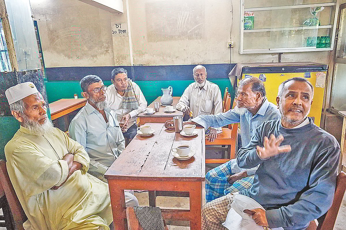 চায়ের দোকানে চলছে জমজমাট নির্বাচনী আড্ডা। গতকাল বেলা একটায় চট্টগ্রামের রাউজানের কচুখাইন এলাকায়