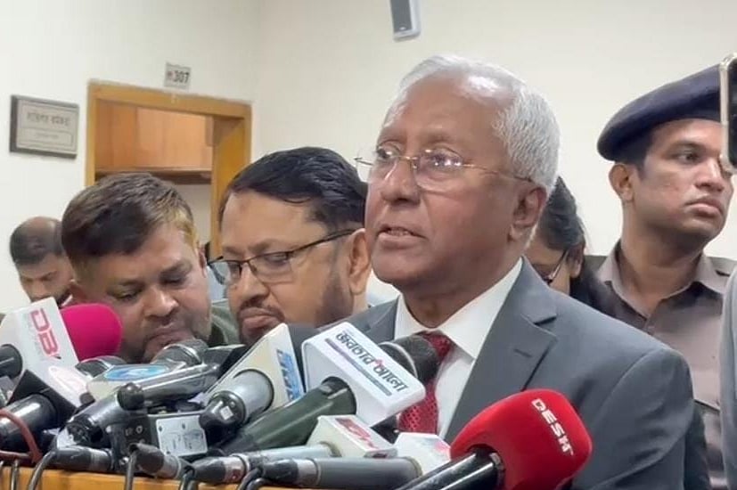 নির্বাচন কমিশন সচিবালয়ের সিনিয়র সচিব আখতার আহমেদ বুধবার নির্বাচন কমিশনে সাংবাদিকদের ব্রিফ করেন