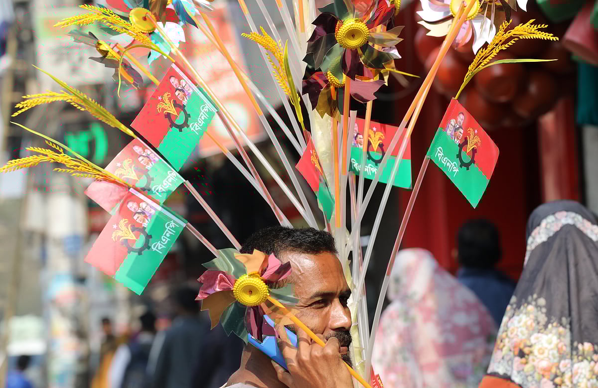 বগুড়া শহরের সড়কে বিক্রি হচ্ছে ধানের শীষ প্রতীক। তারেক রহমানের আগমন ঘিরে বেচাবিক্রিও বেশ। বুধবার শহরের কবি নজরুল ইসলাম সড়কে