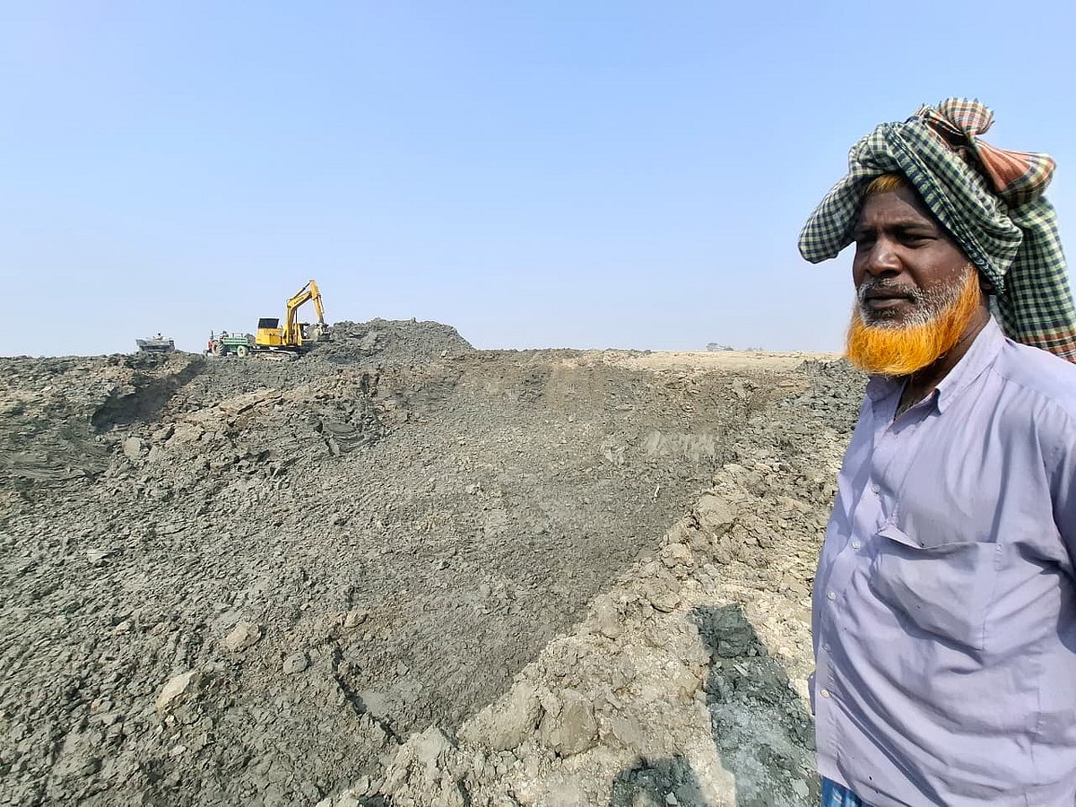 মাটির নিচে চাপা পড়ে থাকা জাহাজ উদ্ধারে চলছে খননকাজ। গত সোমবার চট্টগ্রামের সন্দ্বীপের উড়িরচরে