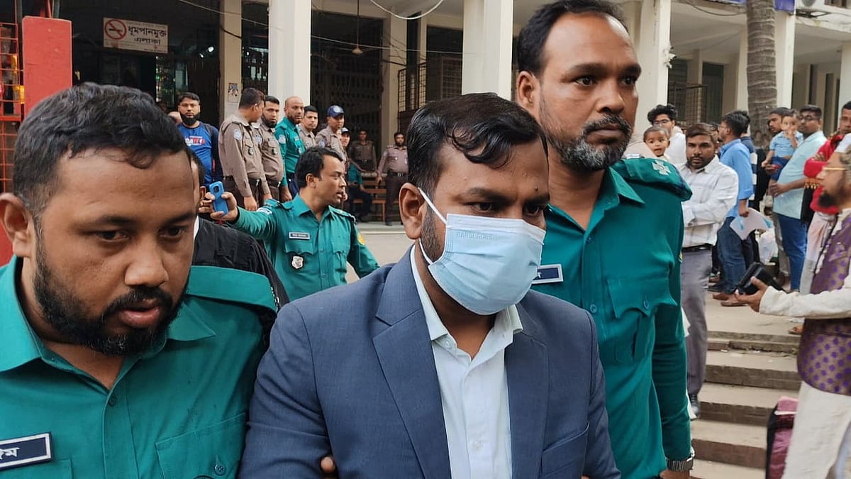 চাচাকে বাবা বানিয়ে মুক্তিযোদ্ধা কোটায় বিসিএস ক্যাডার হওয়ার অভিযোগে গ্রেপ্তার জ্যেষ্ঠ সহকারী সচিব মো. কামাল হোসেন। আজ বুধবার ঢাকা মহানগর দায়রা জজ আদালতে