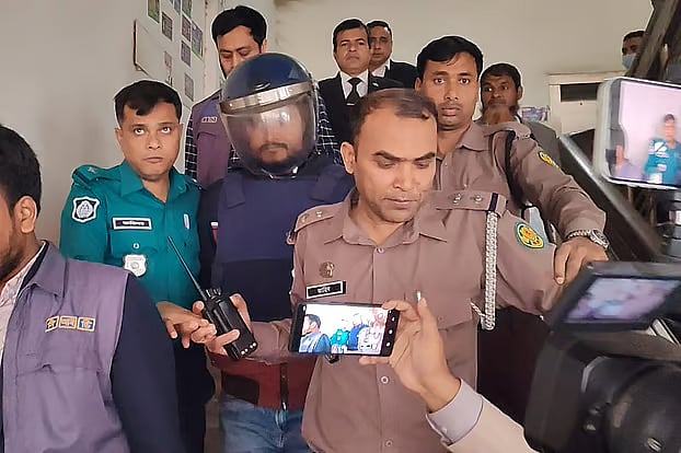 হাজতখানা থেকে মো. রুবেল আহমেদকে আদালতে নেওয়ার হচ্ছে। ২২ জানুয়ারি ২০২৬