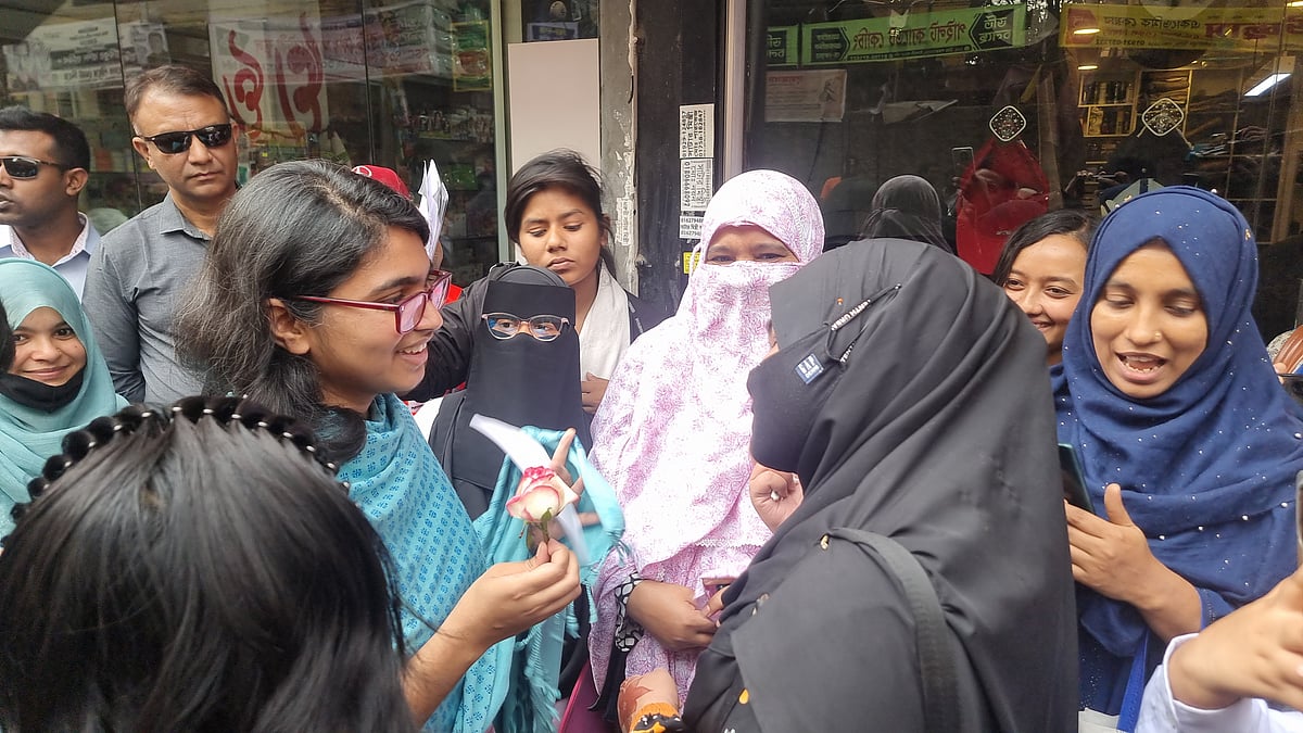 গণসংযোগে তাসনিম জারা। আজ বুধবার রাজধানীর বাসাবো বৌদ্ধমন্দির এলাকায়