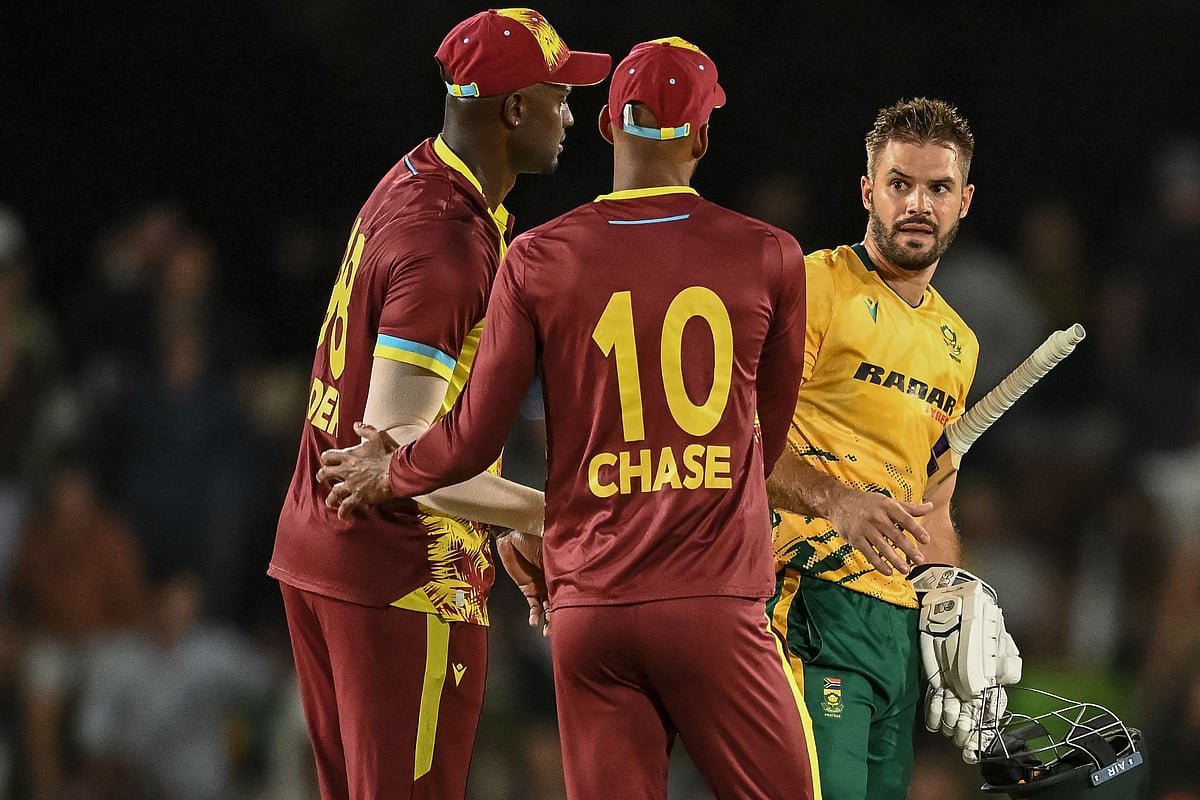 জয়ের পর ওয়েস্ট ইন্ডিজের খেলোয়াড়দের সঙ্গে হাত মেলাচ্ছেন মার্করাম